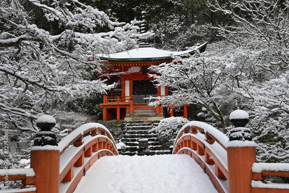 Obraz premium 世界遺産京都市醍醐寺 雪の太鼓橋と弁天堂