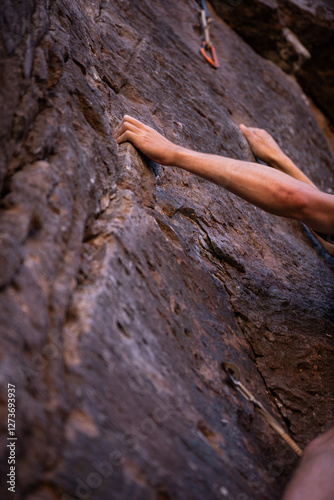 Cuadro en lienzo Climbing Hands on Red Wall – Manos Escalando en Pared Roja