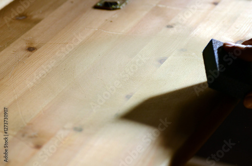 Holzbett abschleifen für Neuanstrich