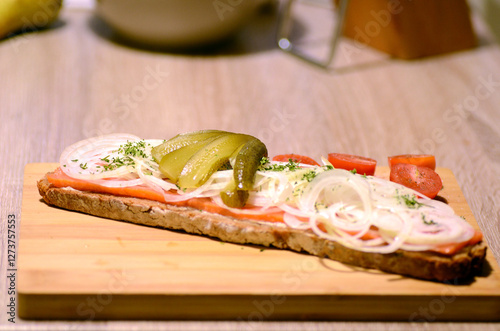 Seelachsbrot mit Zwiebelringen photo