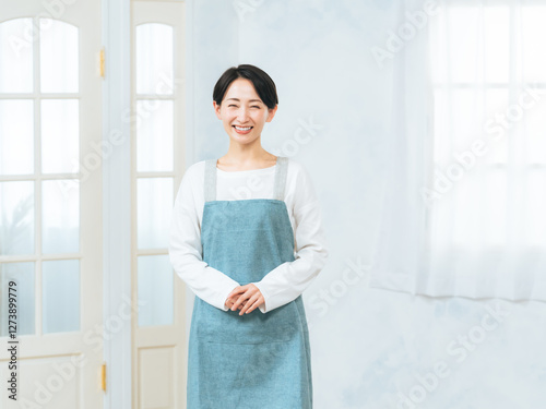 女性、笑顔、エプロン、ミドルエイジ、保育士、ママ、店員、カフェ、日本人、仕事、求人、コピースペース、広告、アルバイト、パート、家事代行、ハウスクリーニング、サービス、サポート、元気、爽やか、エントランス、入口、玄関、店舗、スタッフ、保育、保育園、幼稚園、先生、お母さん、室内、インテリア、ドア、ハウスキーパー、ホテル、清掃、清掃員、掃除、大掃除、ポートレート、エプロン姿、家事、上半身、主婦、ライフス
