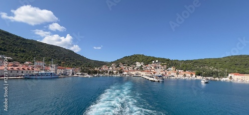 Wunderschöner Blick auf die Stadt Vis von abfahrender Autofähre - Insel Vis, Kroatien photo