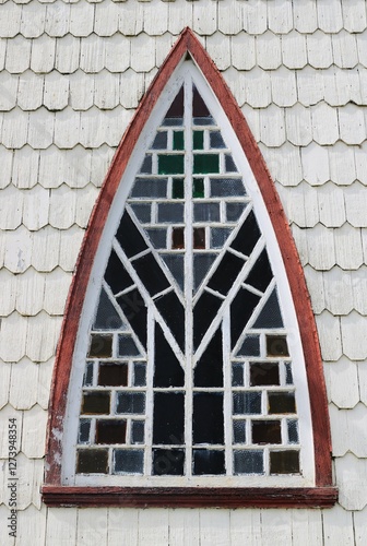 Janela de igreja de madeira com vitral 