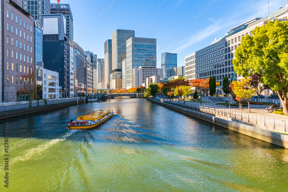 Obraz premium Osaka city landscape with Tosahori river and Nakanoshima sandbank.