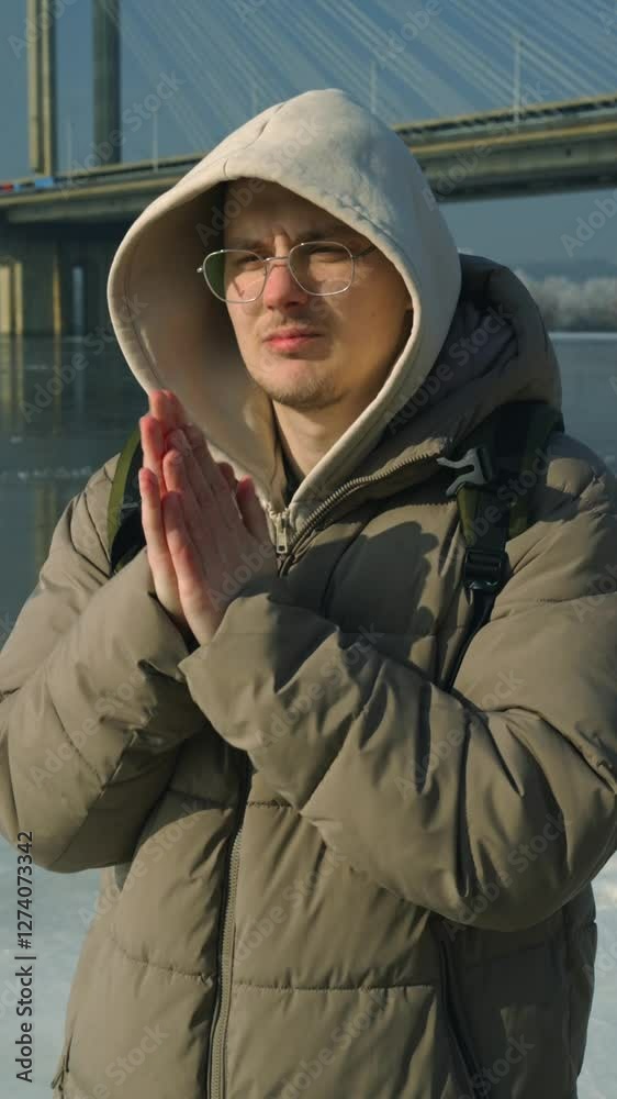 It's cold in your hands.
A man's hands are frozen in the cold.
A man with frostbite on his hands stands on the street in winter.
Parken warms his palms It's cold in your hands.
A man's hands are frozen in the cold.
A man with frostbite on his hands stands on the street in winter.
Parken warms his palms