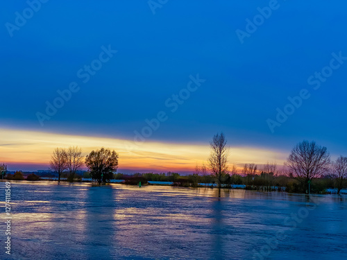 Obraz na płótnie sunset over the river w salonie