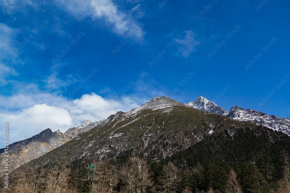 Obraz premium Mountain peaks under blue sky natural landscape photography outdoor adventure scenic view majestic atmosphere