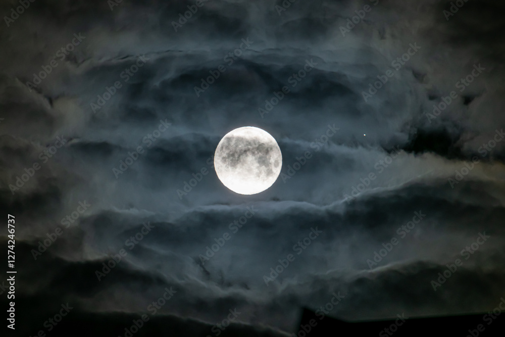 Vollmond am wolkigen Abendhimmel Vollmond am wolkigen Abendhimmel