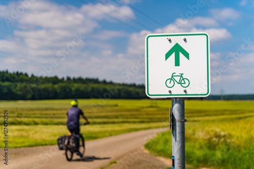Radweg mit Schild in ländlicher Umgebung mit Wegweiser