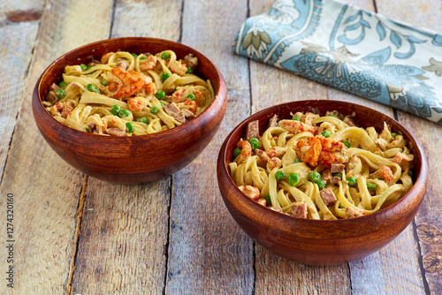 Foto cajun style seafood alfredo pasta served in bowls