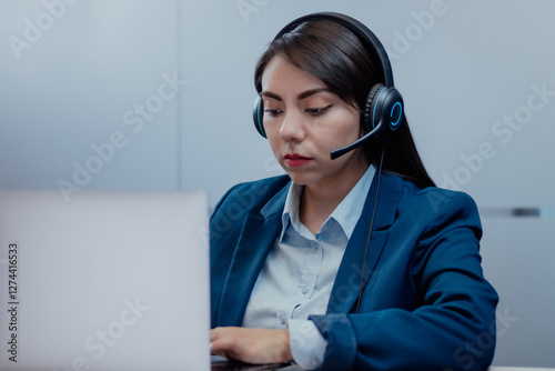 Mujer latina trabajando en servicio de atención al cliente con auriculares 