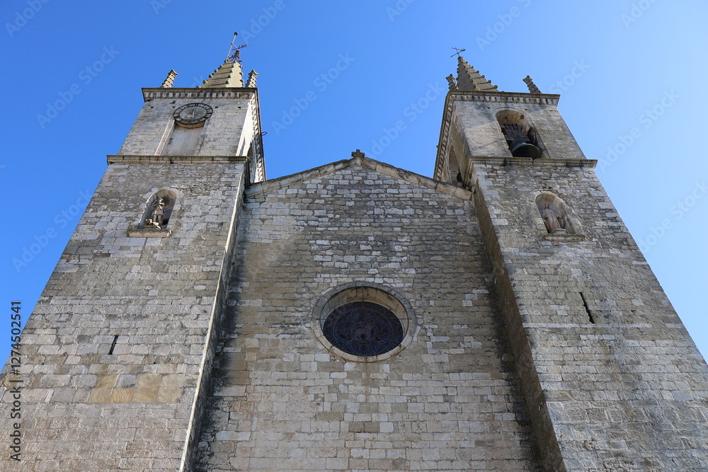 Eglise abbatiale Notre-Dame et Saint-Michel, vue de l'extérieur, village de Goudargues, département du Gard, France