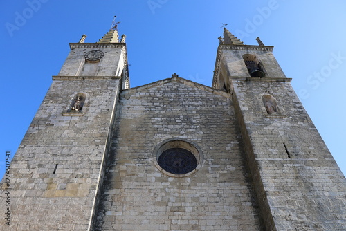 Obraz na płótnie Eglise abbatiale Notre-Dame et Saint-Michel, vue de l'extérieur, village de Goudargues, département du Gard, France w salonie