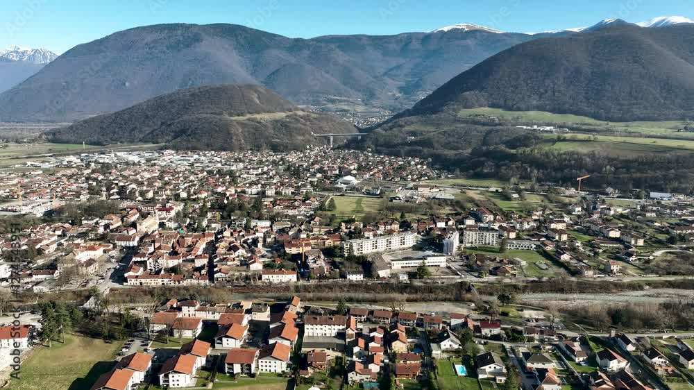 Centre ville de Vif près de Grenoble en vue aérienne 