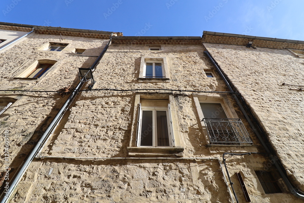 Bâtiment typique, vue de l'extérieur, ville de Bagnols-sur-Cèze, département du Gard, France