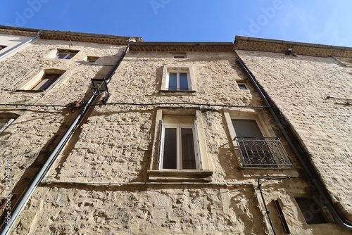 Bâtiment typique, vue de l'extérieur, ville de Bagnols-sur-Cèze, département du Gard, France