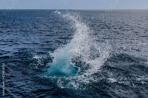 Éclaboussures d'eau de mer turquoise et transparente après un plongeon photo