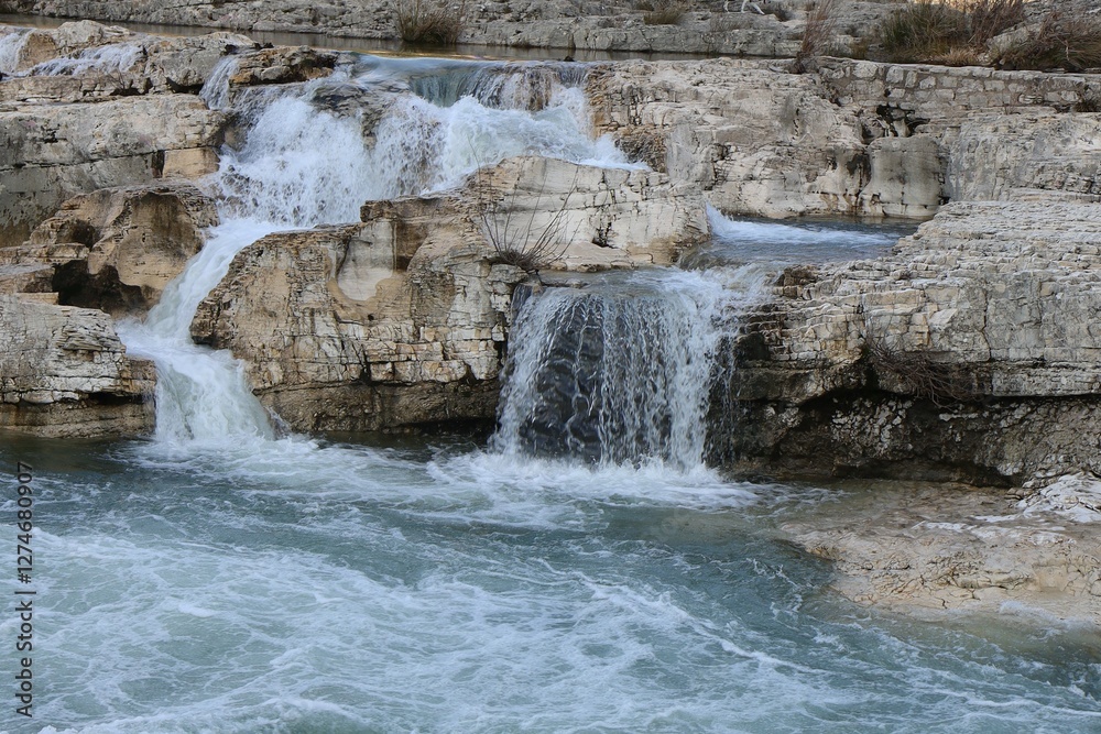 Obraz premium Cascades du Sautadet sur la rivière Cèze, ville de La-Roque-sur-Cèze, département du Gard, France