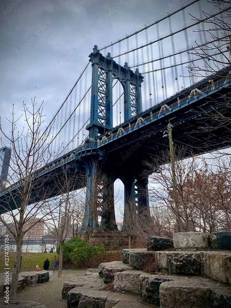 Fototapeta premium Manhattan Bridge on a cloudy day