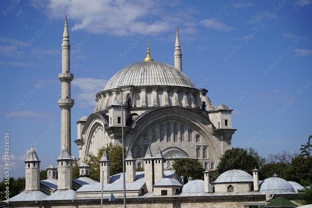 Naklejka premium Nuruosmaniye Mosque in Istanbul, Turkiye