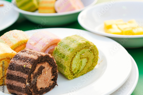 Fototapeta Naklejka Na Ścianę i Meble -  カラフルで美味しそうなロールケーキたち