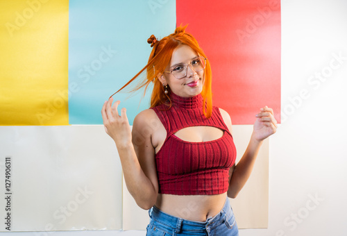 foto de joven mujer en fondo de colore y mirando a cámara    - foto de stock  photo