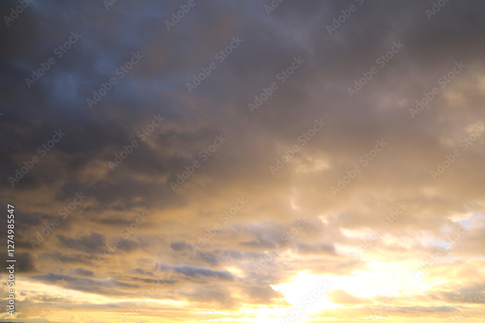 夕日に染まり始めた壮大な夕焼け雲