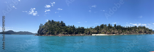 Obraz na płótnie Panoramic landscape view of Whitsunday Island w salonie