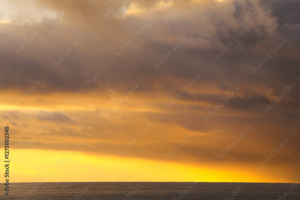 Naklejka premium 美しい夕焼け雲に染まる海