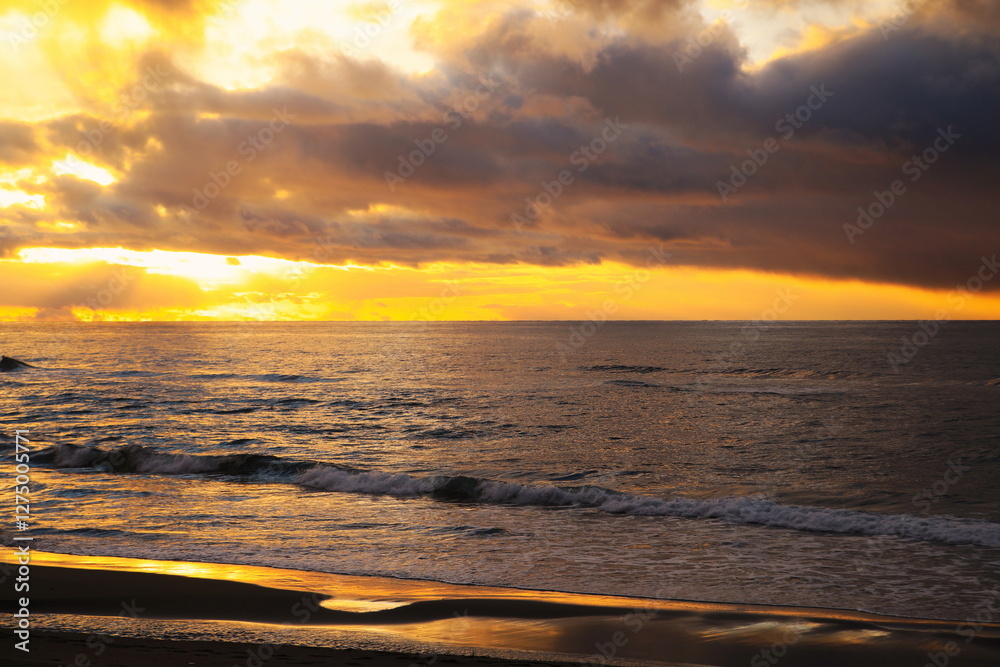 Naklejka premium 美しい夕日沈む海岸線