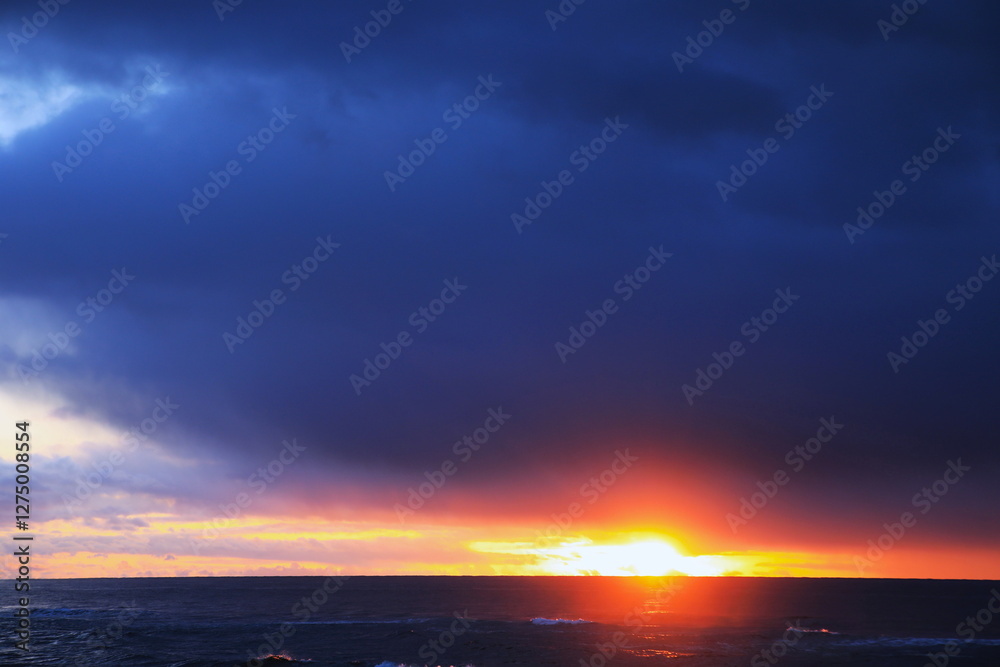 Obraz premium 冬の日本海に沈む夕日