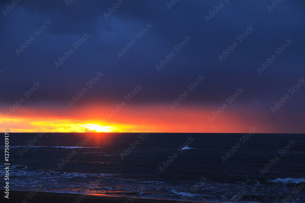 Fototapeta premium 冬の日本海に沈む夕日