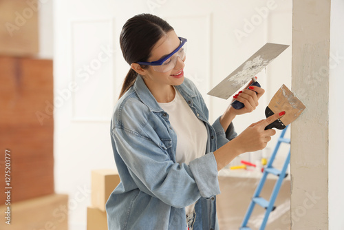 Young woman with putty kniv...