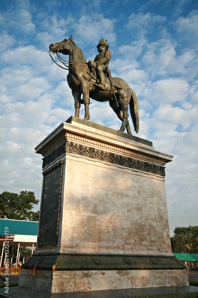 Obraz premium Surrounding scenery sacred tourist attractions Equestrian statue of King Chulalongkorn Bangkok, Thailand