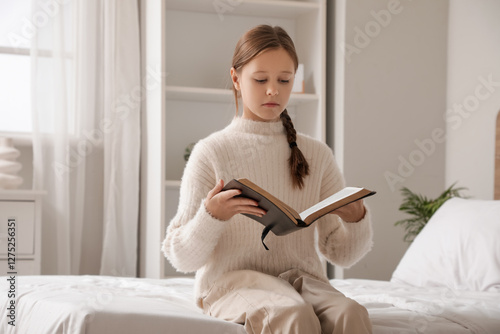Beautiful teenage girl sitt...