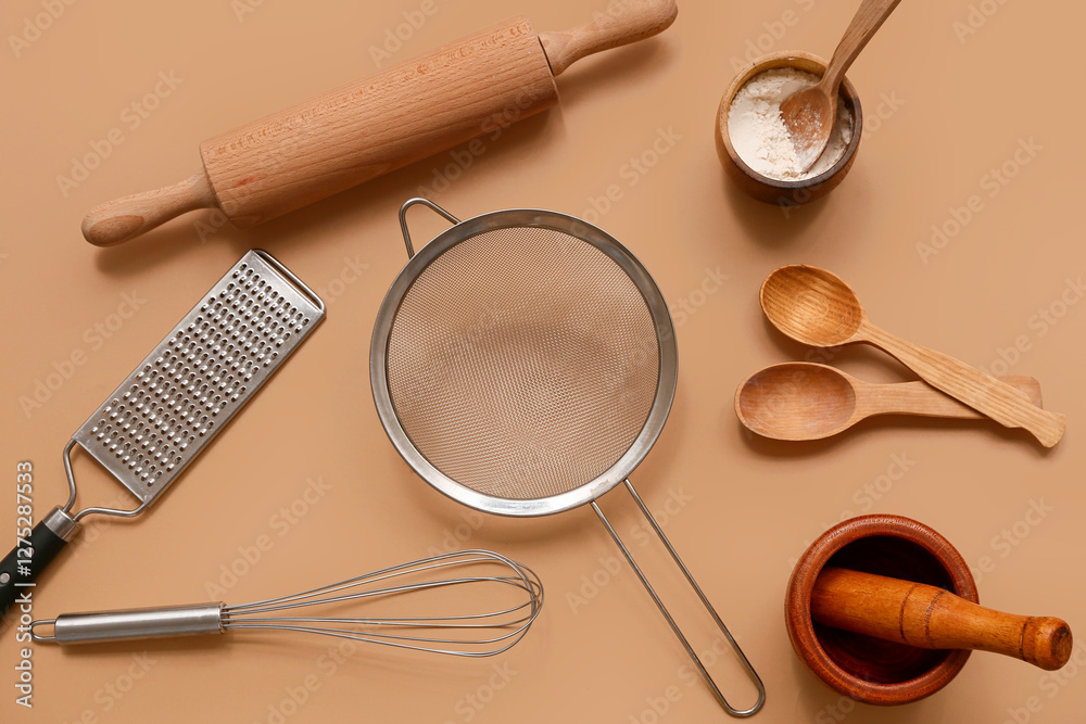 Φωτογραφία Set of kitchen utensils with metal sieve and bowl of flour on color background