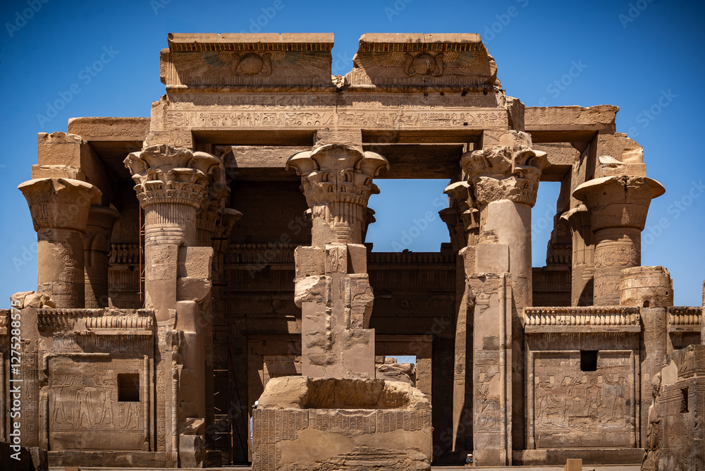 Templo de Kom Ombo. Egipto. Kom Ombo. El templo de Sobek y Haroeris construido durante la dinastía ptolemaica - Sala hipóstila con capiteles florales encima de columnas Templo de Kom Ombo. Egipto. Kom Ombo. El templo de Sobek y Haroeris construido durante la dinastía ptolemaica - Sala hipóstila con capiteles florales encima de columnas