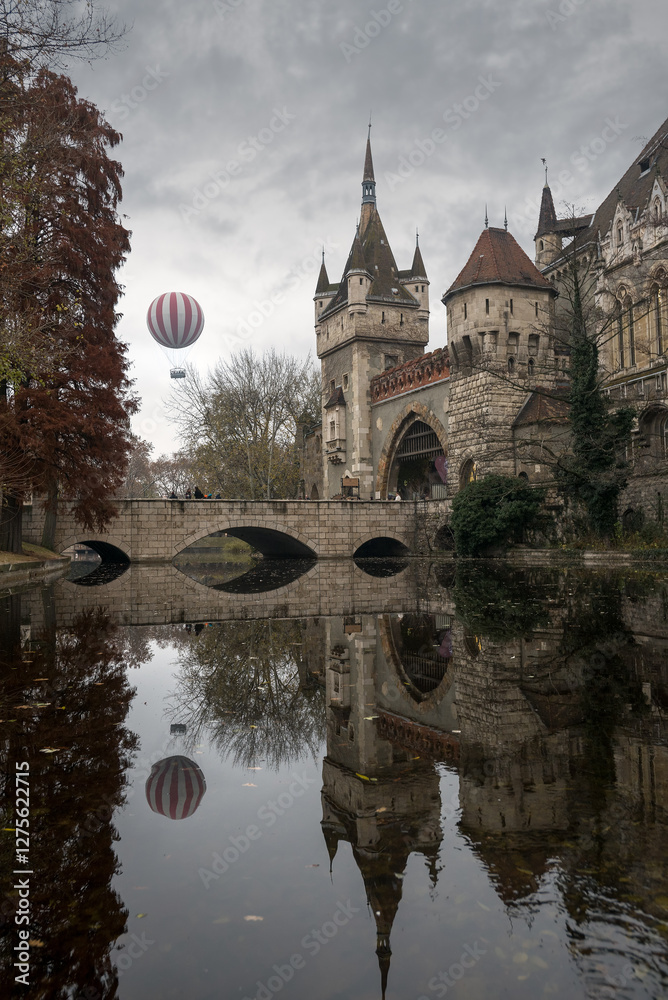Fototapeta premium Castle on the lake featuring balloon flying