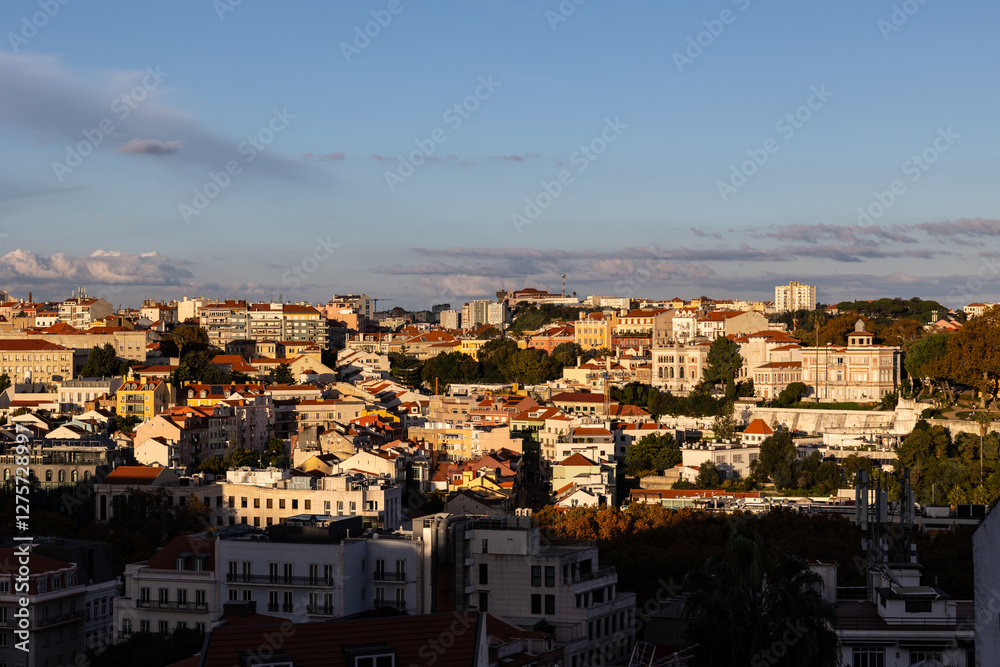 Fototapeta premium View of Lisbon, with São Jorge Castle in the late afternoon with incredible light