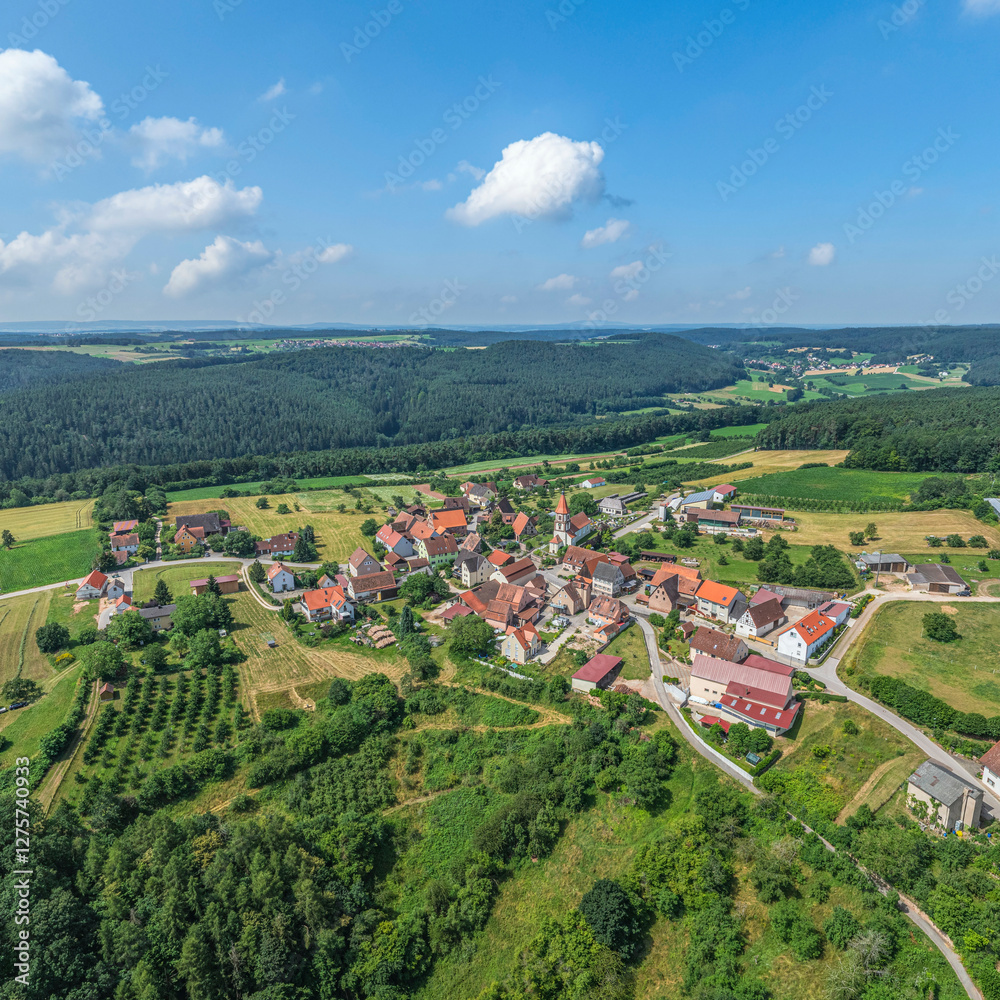 Obraz premium Sommerlicher Ausblick auf Theilenberg bei Spalt im Fränkischen Seenland