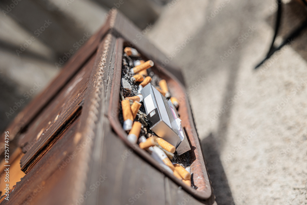 concetti sul fumo di sigaretta. sigarette spente e consumate in un posacenere all'aperto, di giorno