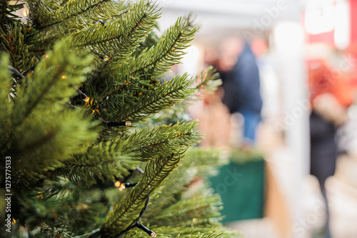 Obraz na płótnie vista macro di alcuni rami con aghi verdi di un albero di abete, decorato con luci natalizie, all'aperto, in Italia, di giorno, in inverno, con sfondo, sfuocato w salonie