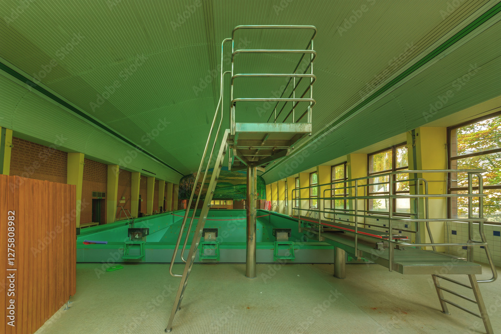 Fototapeta premium Verlassenes Schwimmbad mit Sprungturm