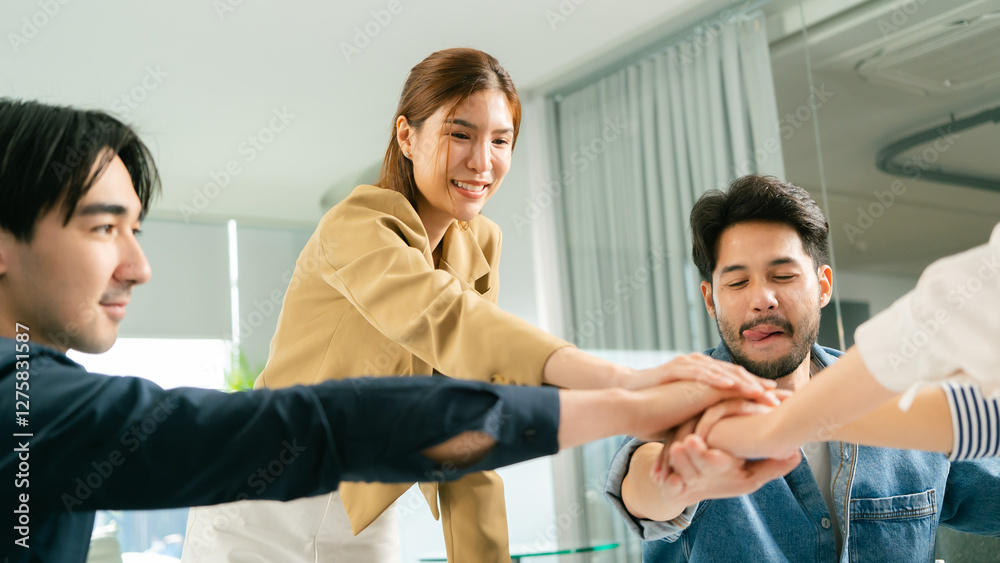 Obraz premium Team collaboration in modern office setting, hands joining together in unity and support. atmosphere is positive and focused on teamwork. Leader Teamwork stratup