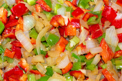 Preparado para pisto con pimiento verde, pimiento rojo, ajo y cebolla. Comida sana y sabrosa vegetal. Dieta mediterránea.