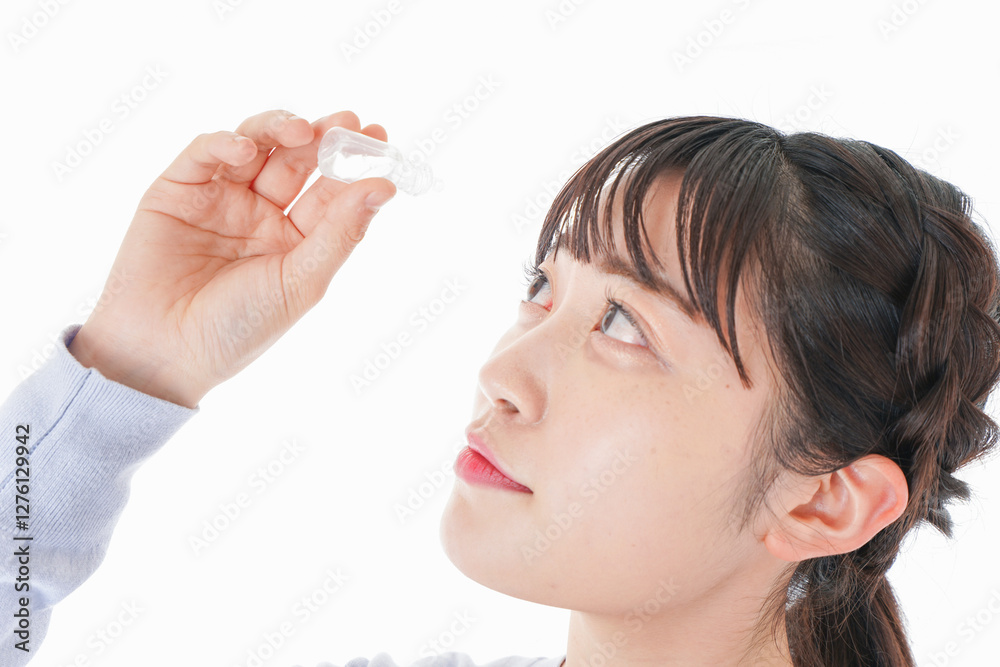目薬を入れる若い女性 目薬を入れる若い女性
