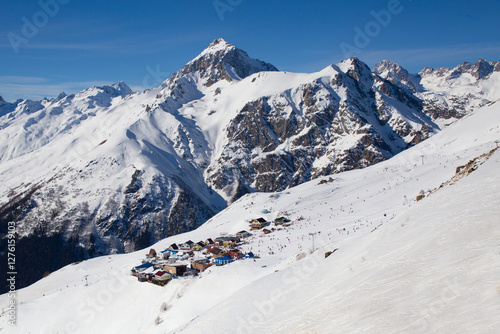 Obraz na płótnie beautiful snow mountains ski resort w salonie