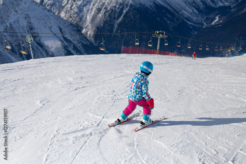 Obraz na płótnie little girl in ski resort w salonie