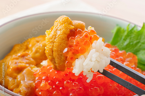 Obraz na płótnie 美味しそうなウニいくら丼