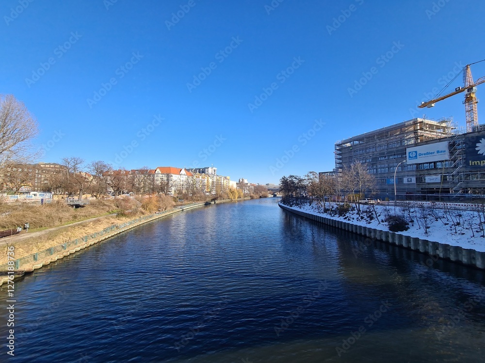 Obraz premium Sicht auf die Spree (Fluss) in Berlin Westhafen, an einem sonnigen Wintertag, mit einem klaren und blauem Himmel
